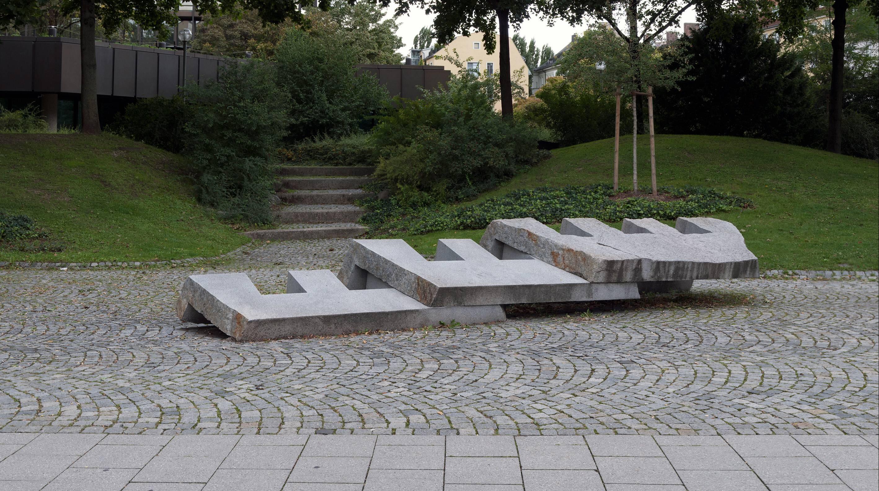 4S, 1997 Granite 90 x 620 x 170 cm Munich, Bob-van-Benthem-Platz 1