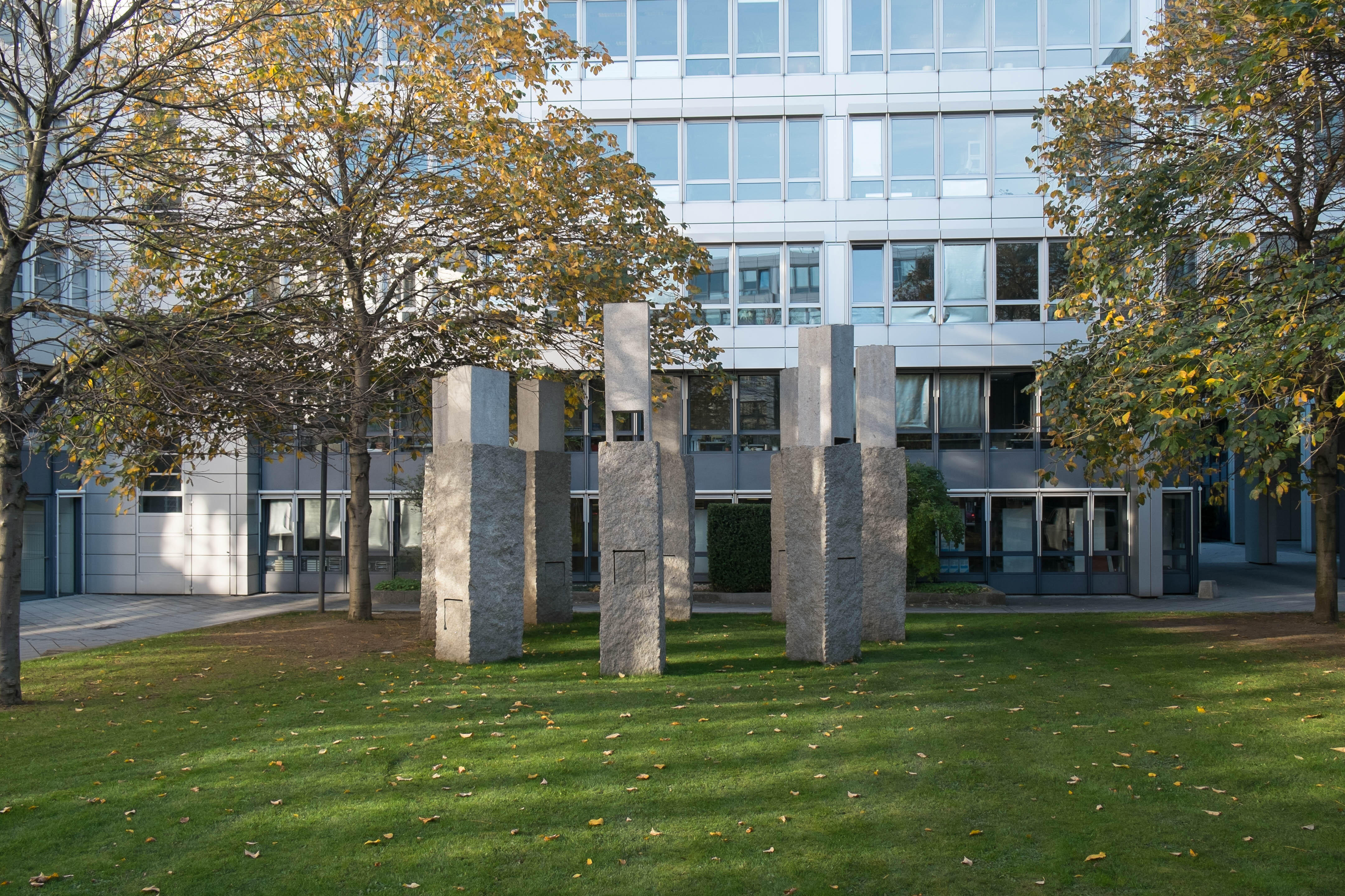 ​​​​​​​  Geöffnete Granite II [Open granites II], 1992 Granit, achtteilig Jeweils 420 x 85 x 70 cm München, Bayerstraβe 34, Hof 3