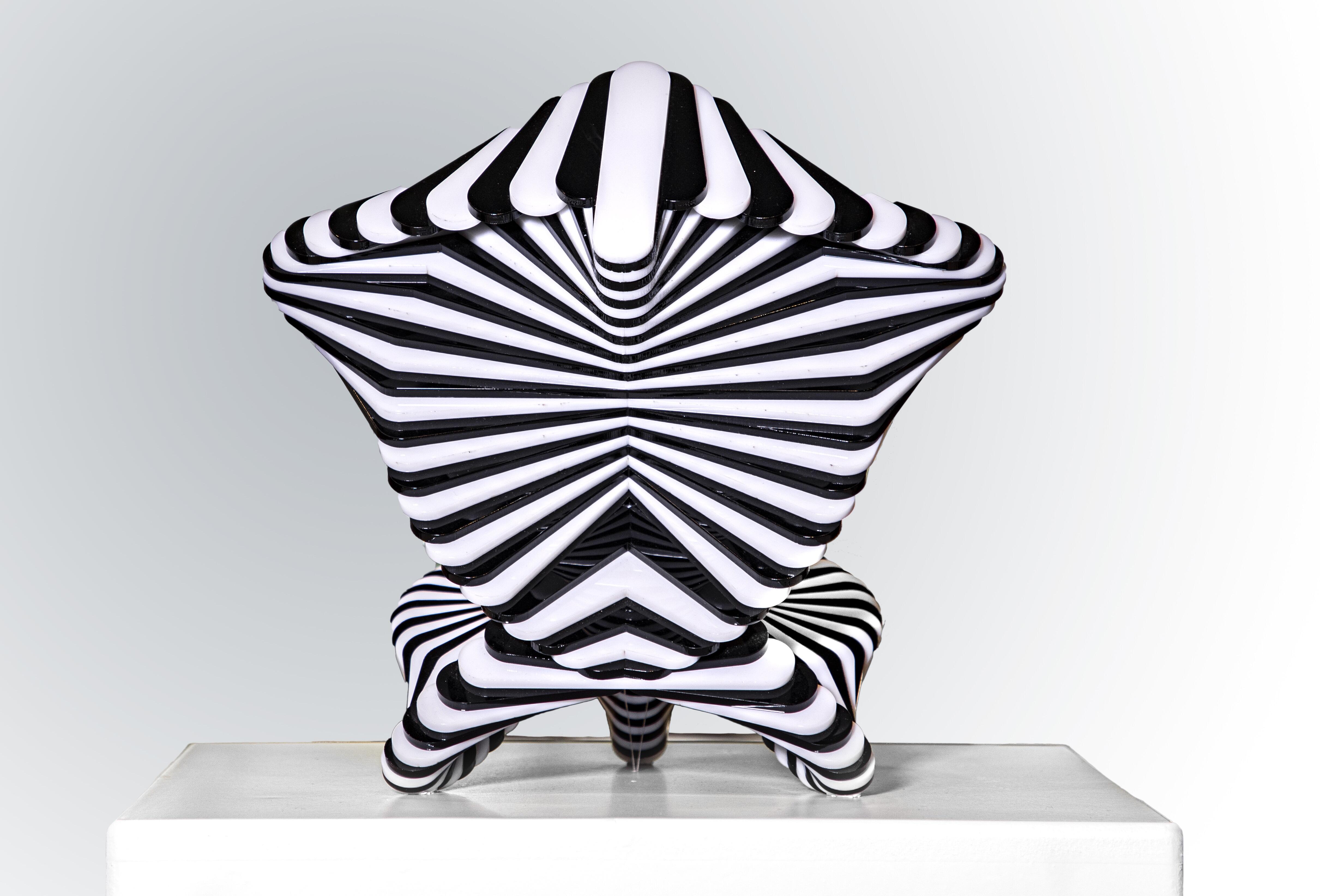 24 Hours Sculpture , 2019 Plexiglas, acier 29 x 30x 30 cm