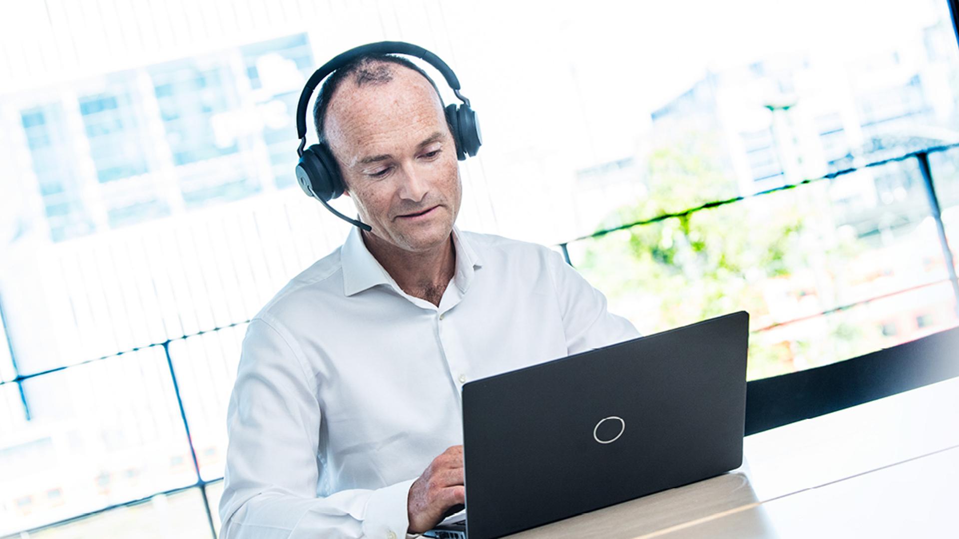 An EPO examiner with a headset using a computer