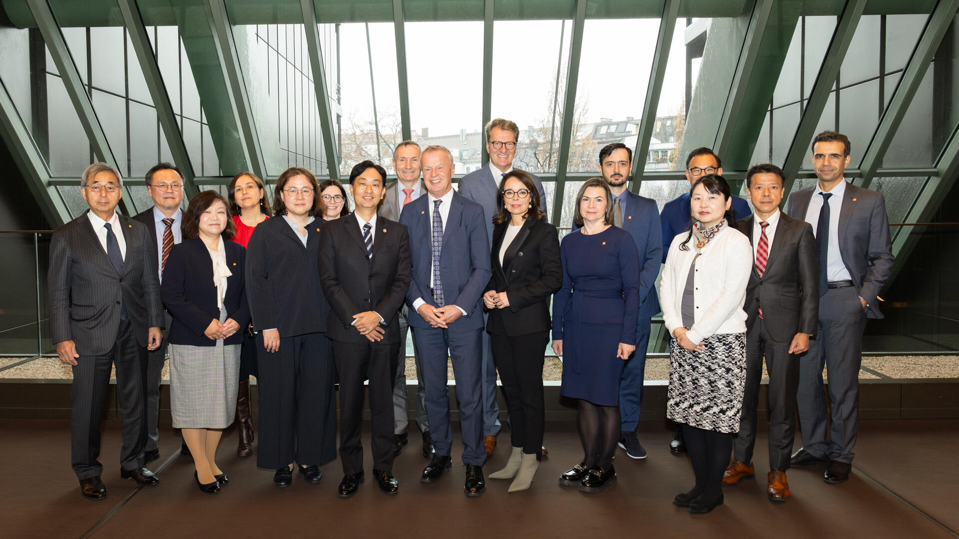 EPO Vice-President Christoph Ernst and JPAA Vice President Masakazu Takahashi with their respective delegations