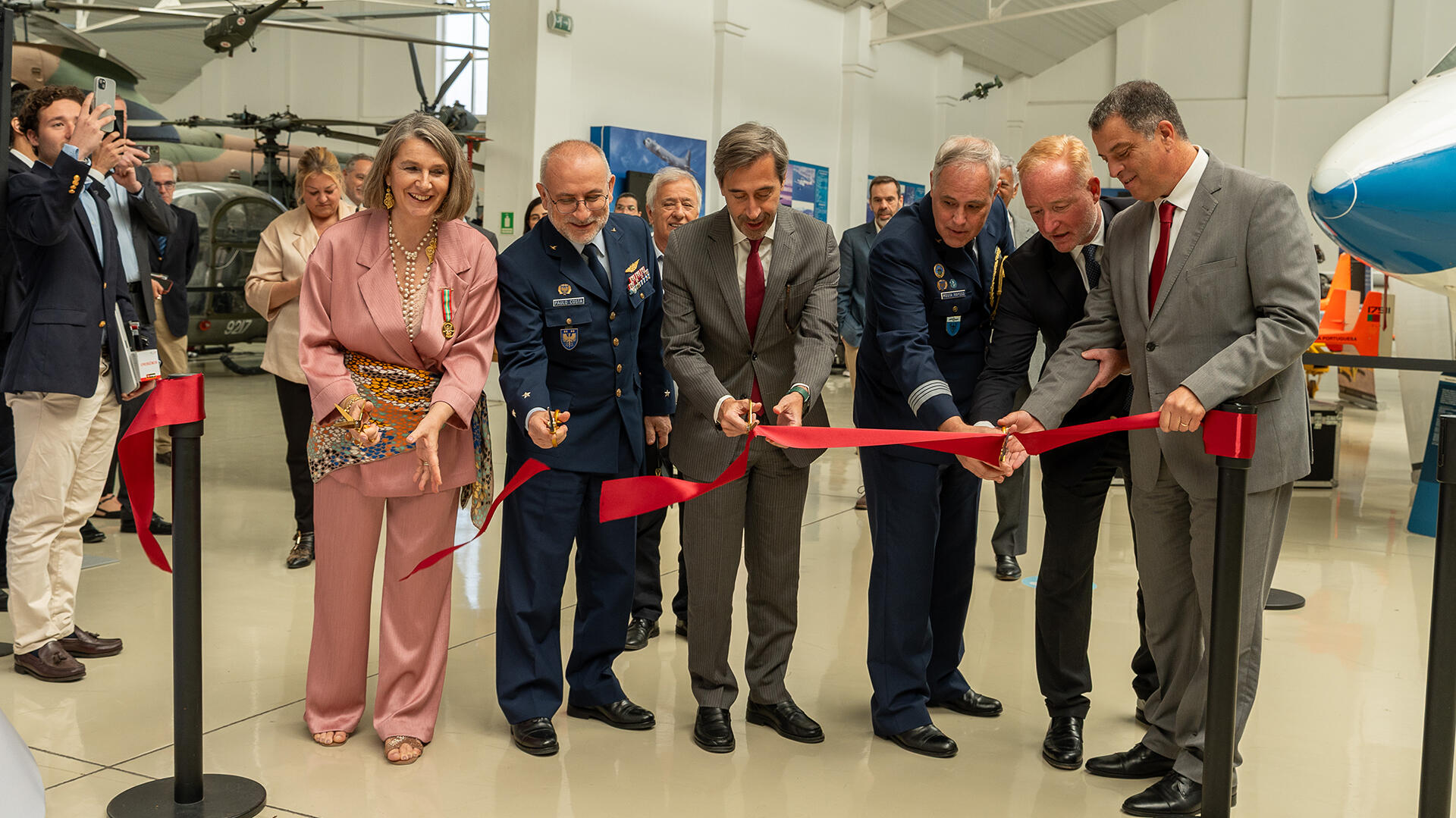 From left to right: President of INPI Portugal’s Directive Council, Ana Bandeira; Major General Paulo Costa, Commander of the Air Force Academy; Portugal’s Deputy Minister of Justice, Gonçalo da Cunha Pires; Director of the Air Museum, Colonel Carlos Mouta Raposo; EPO President António Campinos; and Vice-President of the Portuguese Firefighters’ League, Eduardo Correia. Photo by Tiago Albinski.