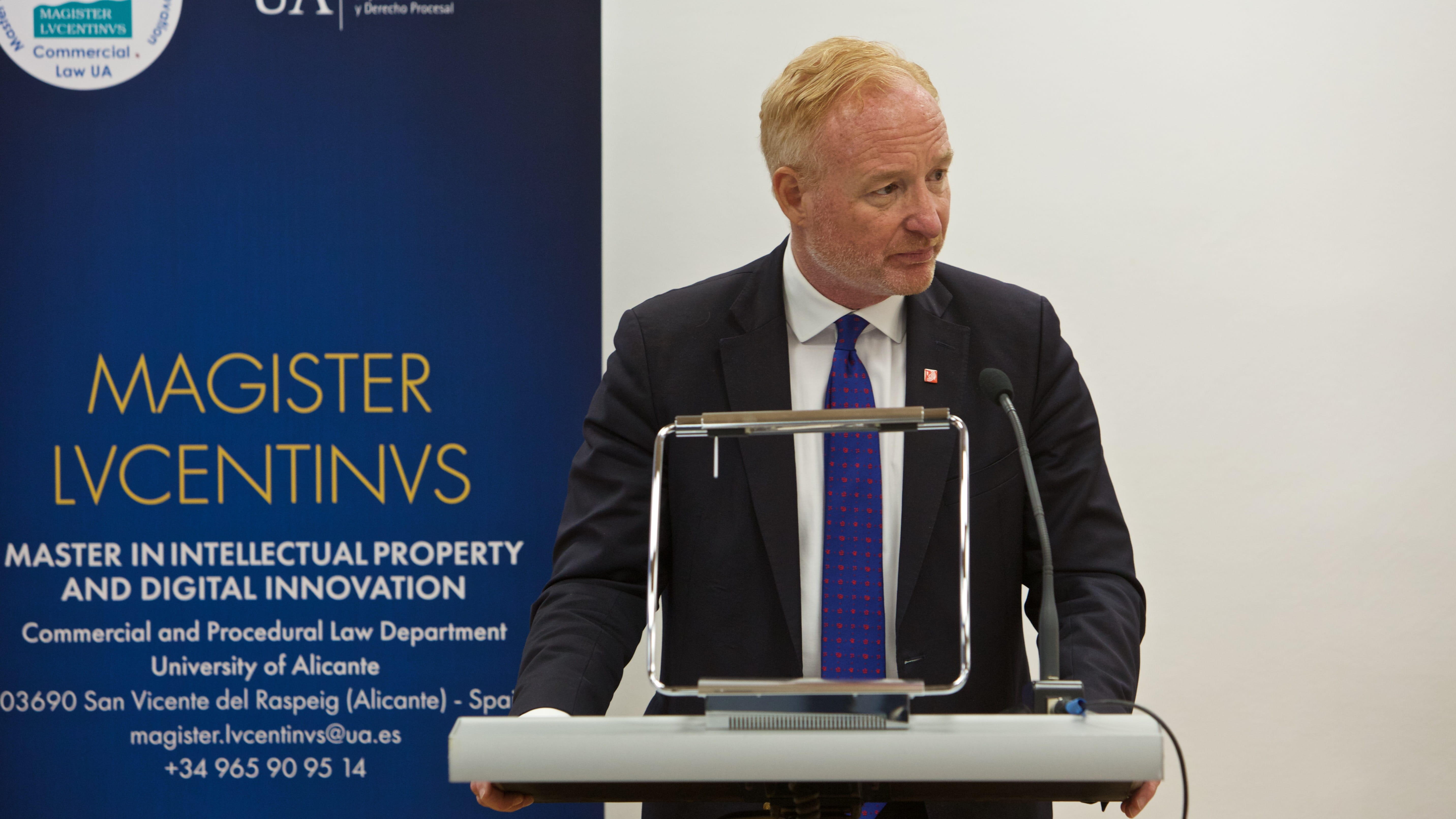 President Campinos addressing the graduates of the Magister Lvcentinvs 2026