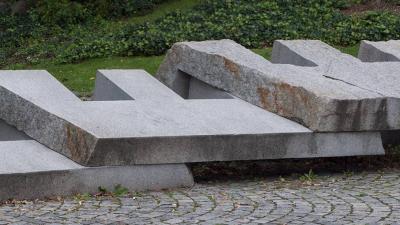 4S, 1997 Granite 90 x 620 x 170 cm Munich, Bob-van-Benthem-Platz 1