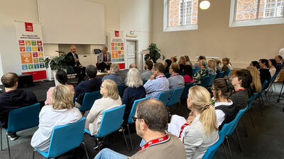António Campinos, Président de l'OEB, et Anna Jardfelt, directrice générale de l'Office suédois de la propriété intellectuelle (PRV), s'adressant au personnel du PRV le 16 juin
