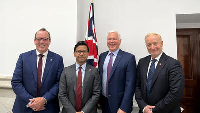 Treffen in London am 5. November, v. l. n. r.: Adam Williams (IPO), britischer Minister für geistiges Eigentum Kanishka Narayan, EPA-Vizepräsident Steve Rowan und EPA-Präsident Campinos. (Foto mit freundlicher Genehmigung des britischen Amtes für geistiges Eigentum (IPO))