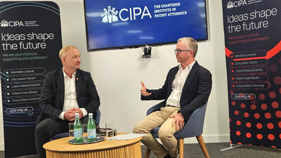 EPA-Präsident Campinos im Gespräch mit Gwilym Roberts, Ehrensekretär des Chartered Institute of Patent Attorneys (CIPA), während einer Kamingesprächsrunde am 5. November. (Foto mit freundlicher Genehmigung des CIPA)