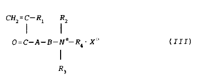 où R1 représente H ou CH3 ; R2 et R3 représentent chacun un groupe alkyle avec 1 à 2 atomes de...